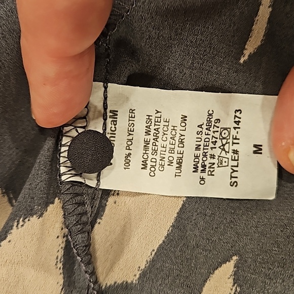 💕VERONICA M💕 Sleeveless Ruffle Blouse ~ Gray Print Medium M NWOT - Picture 7 of 7